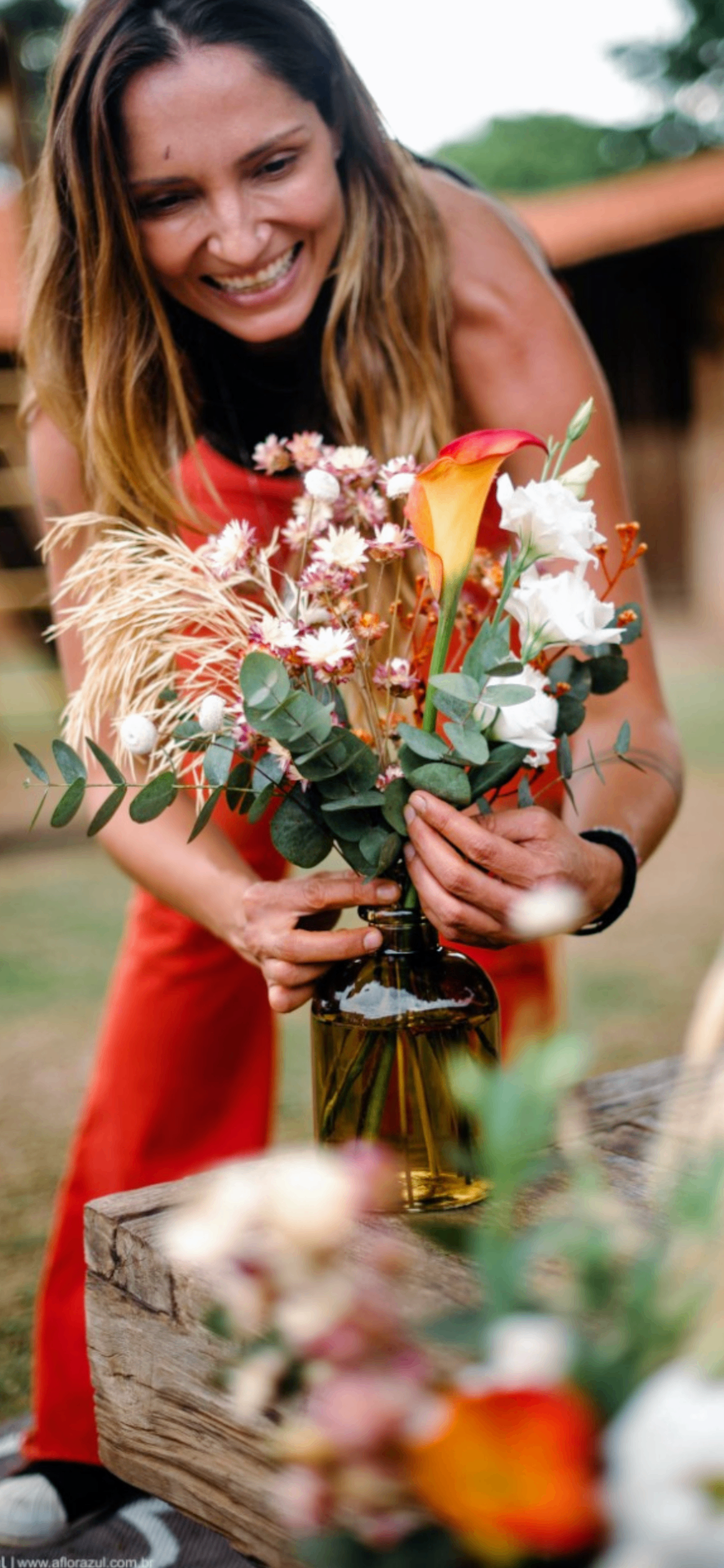 Nani Rodrigues montando um arranjo floral artesanal